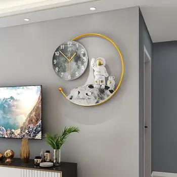 Casa luz de luxo moderno e minimalista, sala de estar, relógio de parede astronauta decorativo relógio criativo de moda, mudo, relógio