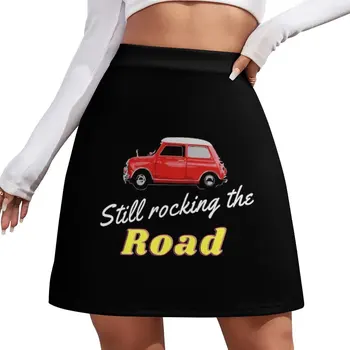 Mini Cooper ainda balançando th estrada. Mini Saia de luxo, roupas de mulheres de saia rave roupas para mulheres