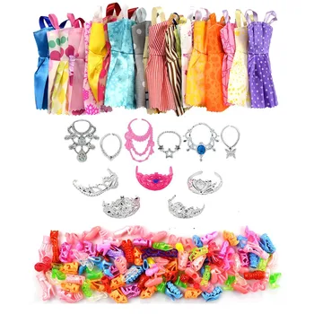 Moda Casa de bonecas Itens Baratos 32 Pcs/set= Random10 Vestido +10 Sapatos+6 Colar+6 Coroas de Boa Qualidade Boneca Acessórios para Barbie